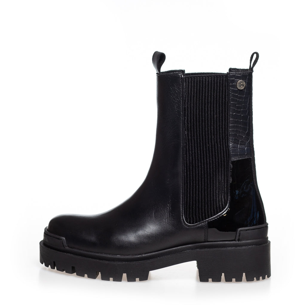 Black chelsea store boot with heel