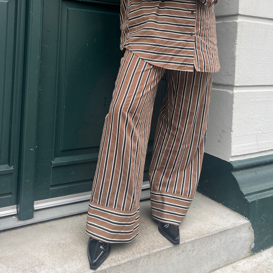 STORIES FROM THE ATELIER by COPENHAGENSHOES WHEN YOU LISTEN PANTS PANTS 0895 COFFEE STRIPE